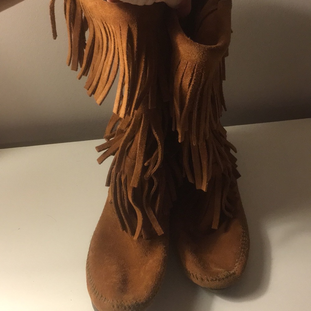Minnetonka fringe boot size 8